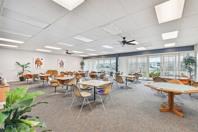 Building Photo - 7400 Sun Island Dr S