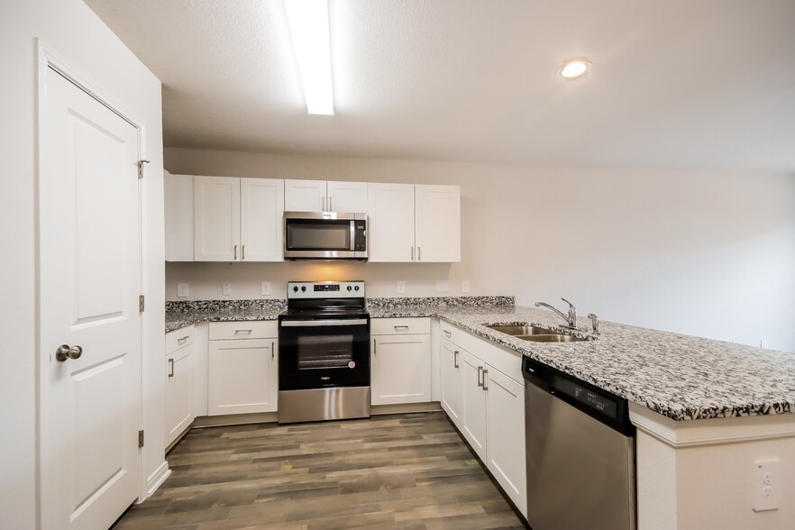 Building Photo - 15823 Del Norte Dr
