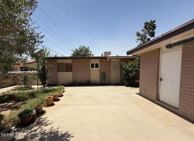 Primary Photo - 3216 Drumond Rd