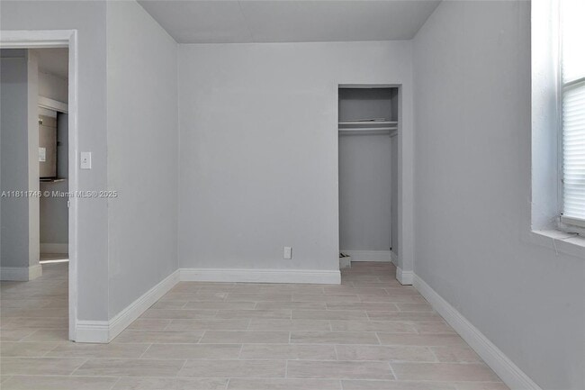 Building Photo - 562 W 4th St