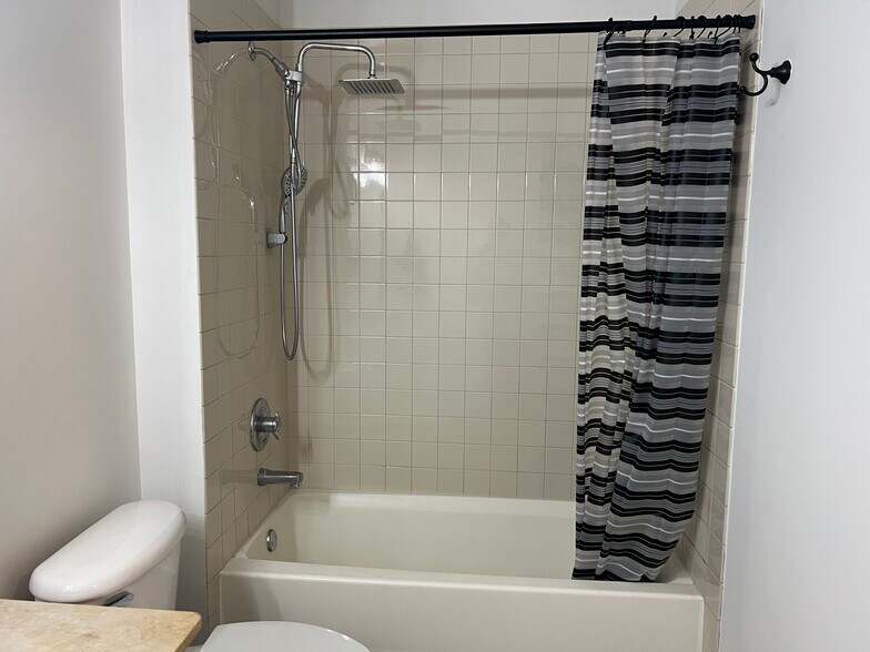 Building Photo - 1550 S Blue Island Ave