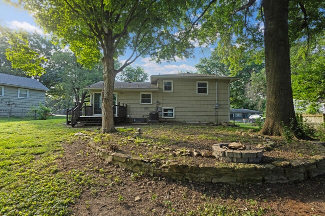 Building Photo - 518 NW Frances Dr