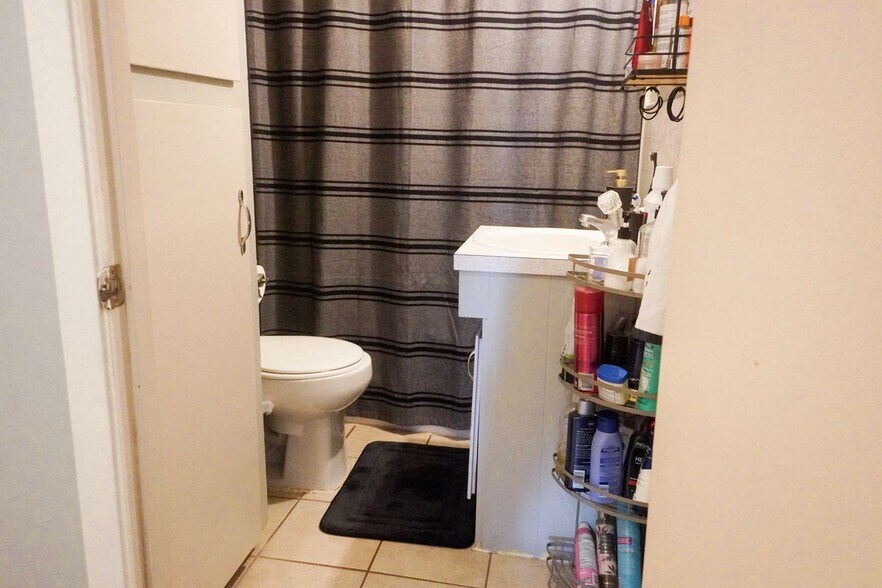 Building Photo - 115 Lake St