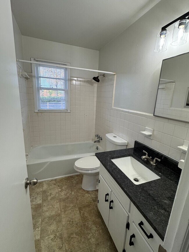 Building Photo - Great One Bedroom in Matthews