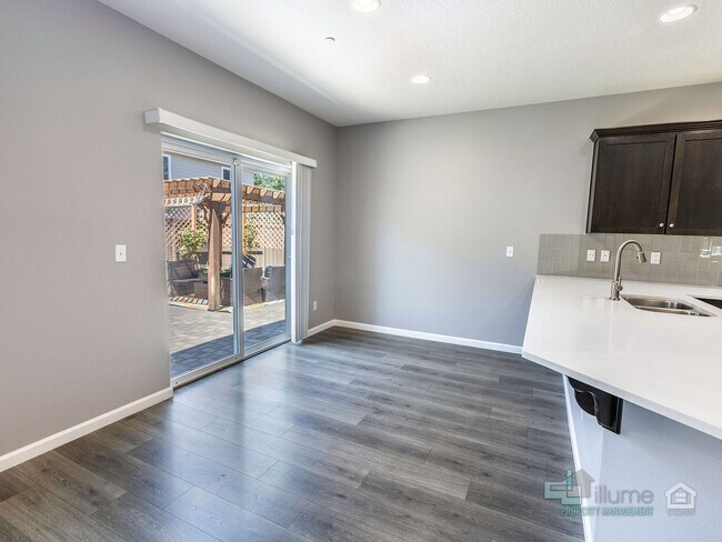 Building Photo - Spacious 4 Bedroom Home with Solar Power N...