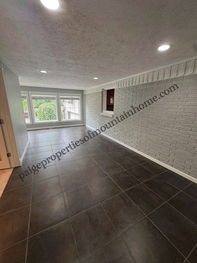 Building Photo - 4 Bed/2 Bath Home in Village Green