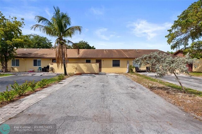 Building Photo - 4325 NW 5th Ave