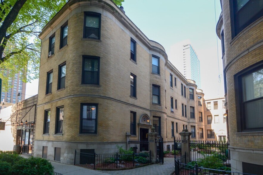 Primary Photo - 1219 N Dearborn