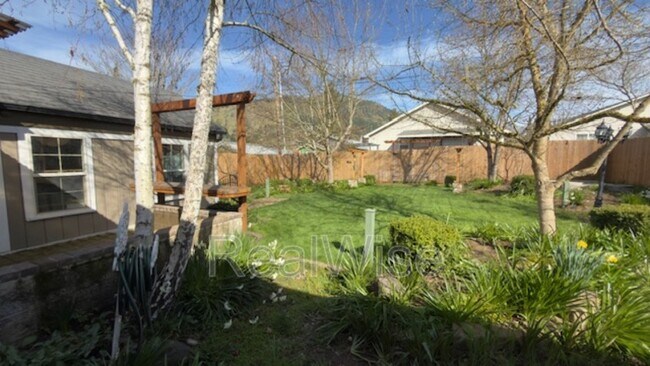 Building Photo - 501 NE Broadway St