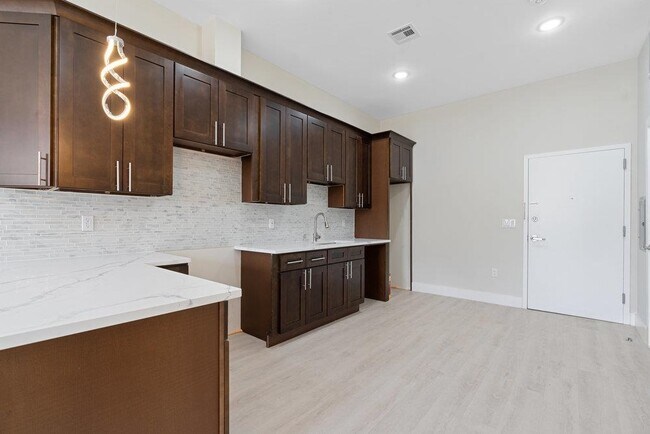 Building Photo - 527 Union Ave