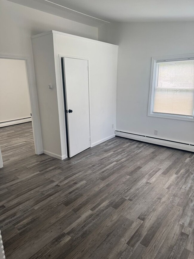 Building Photo - Recently Renovated 3 Bedroom in Atlantic C...