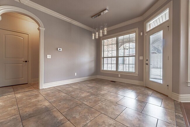 Building Photo - Gorgeous Rogers Home!