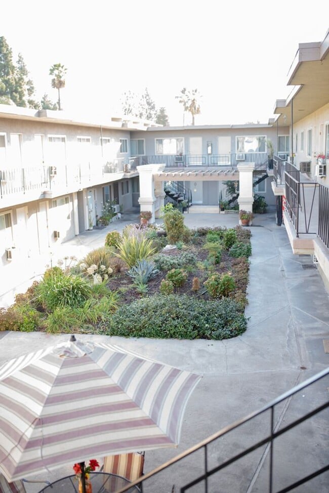 Building Photo - 832 N Azusa Ave