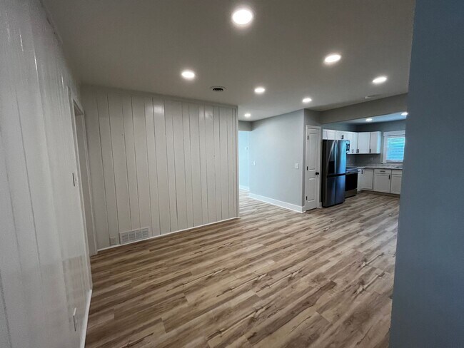 Building Photo - 4Bed/3Bath Renovated Student friendly housing