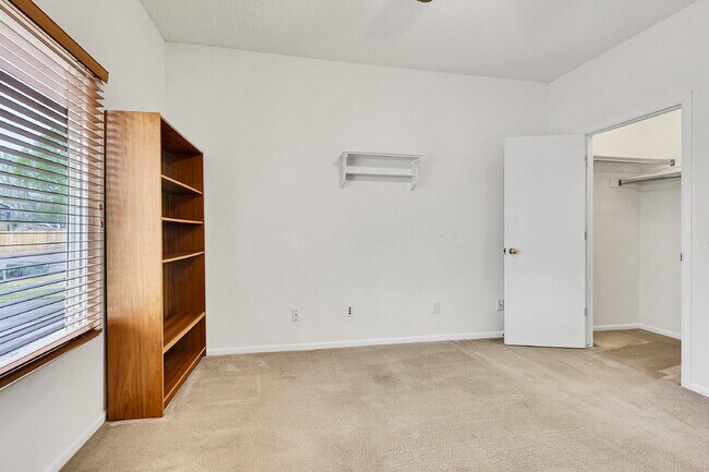 Building Photo - $2,100.00 - 3 Beds, 2 Baths, Single Family...