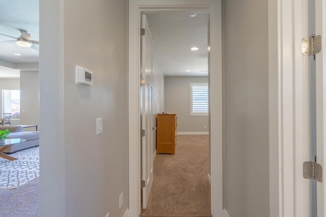 Building Photo - Stunning 5 Bed, 3 Bath Home with a 3 Car Garage