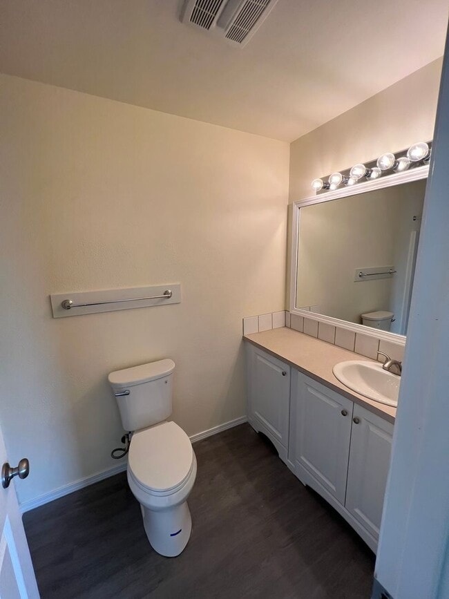 Building Photo - 3-bedroom 2 1/2 bath duplex in Springfield