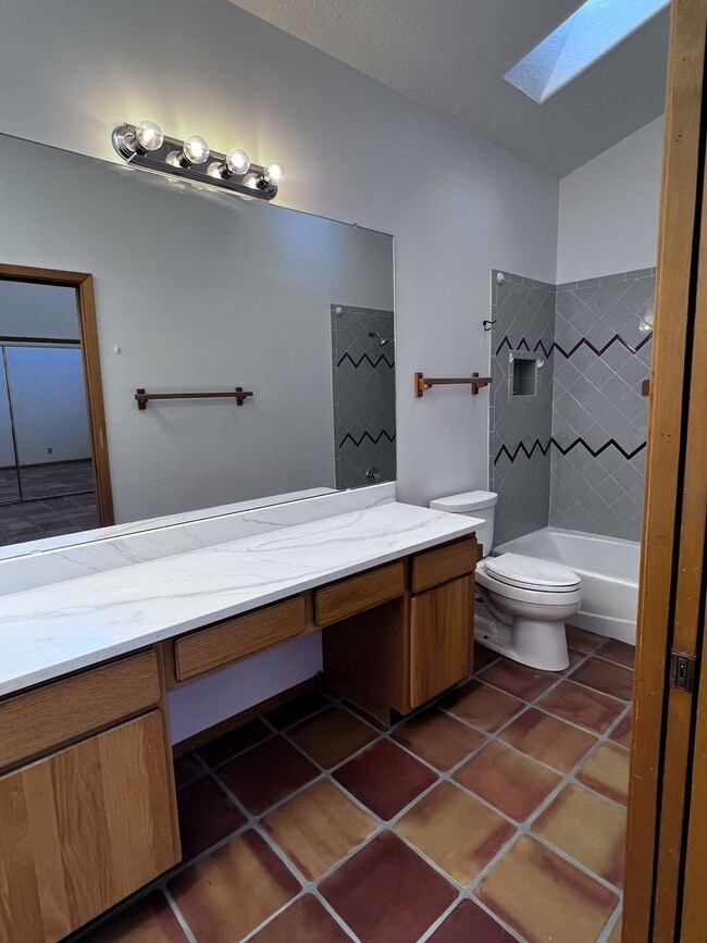 Building Photo - 5 Oriente Ct