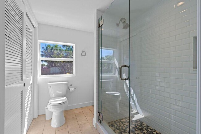 Building Photo - 212 SE 1st Ave