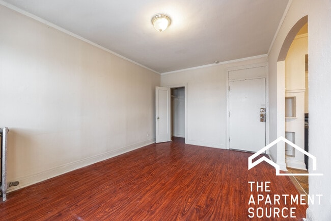 Building Photo - 6930 N Greenview Ave