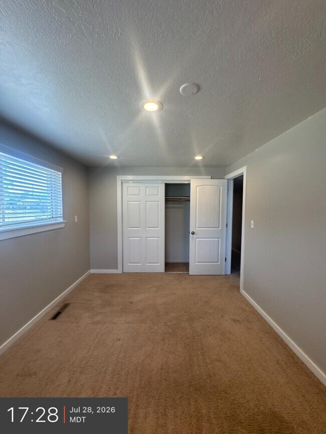 Building Photo - 555 E 170 S