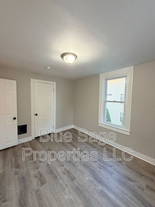 Building Photo - 913 8th Ave