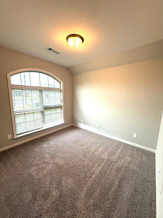 Building Photo - ** 3 Bed 2 Bath located in StoneyBrooke Pl...