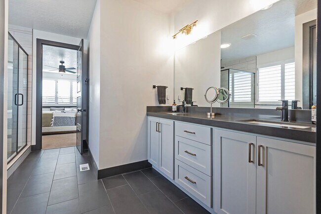 Building Photo - 423 W Red Wolf Dr