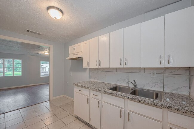 Building Photo - 4906 Larkspur St