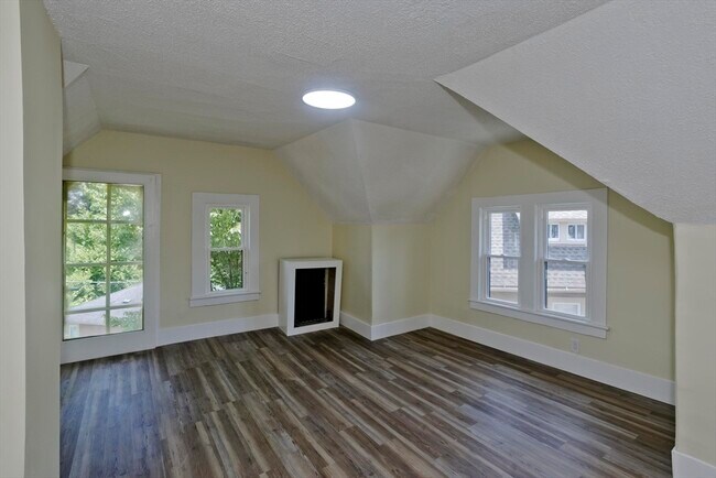 Building Photo - 205 St James Ave