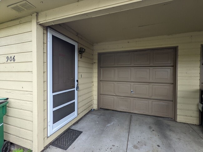 Primary Photo - 906 N 4th St