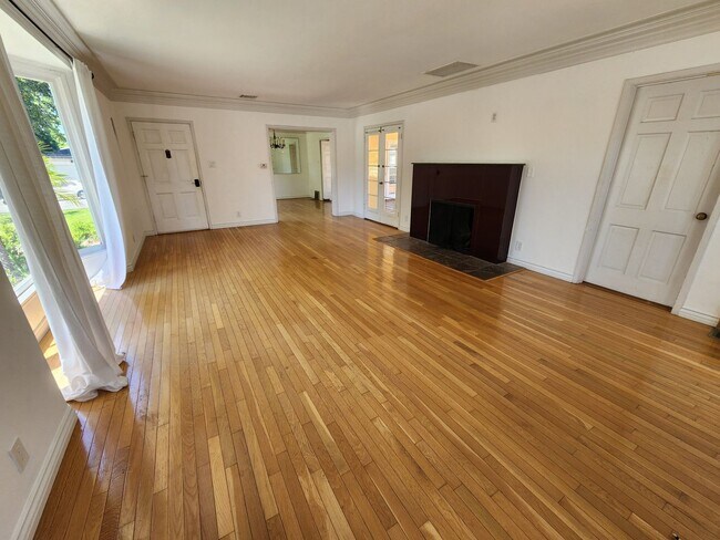 Building Photo - **COMING SOON**!! Gorgeous 3 beds | 4 bath...