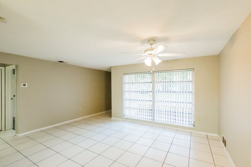 Building Photo - 6885 NW 27th Ct