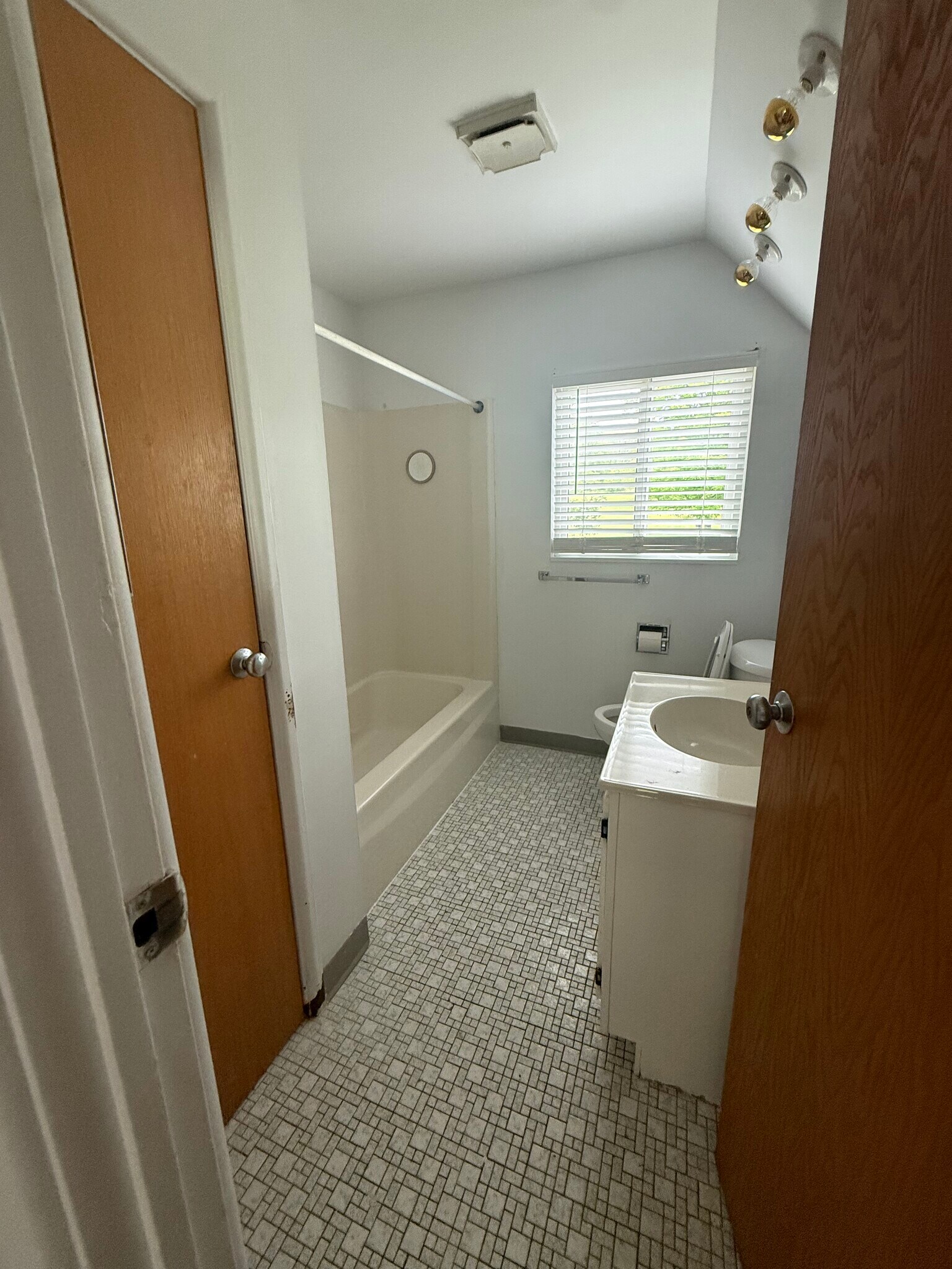 Building Photo - 1051 Danby Rd