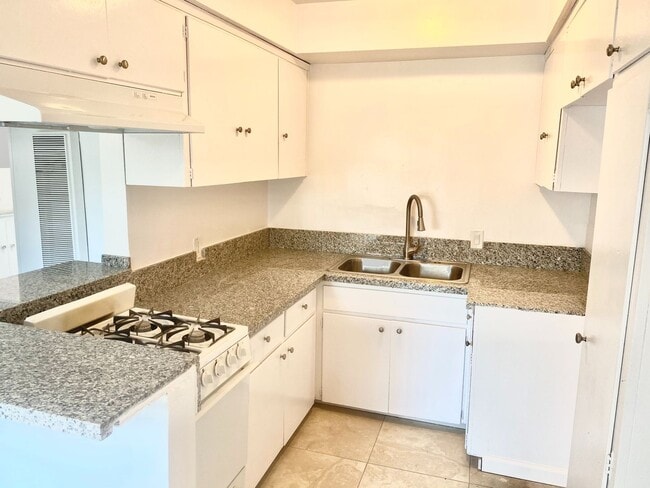 Building Photo - 14109 Hatteras St