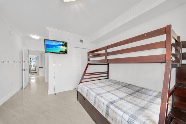 Building Photo - 17150 N Bay Rd