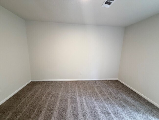 Building Photo - 2102 Lake Creek Dr