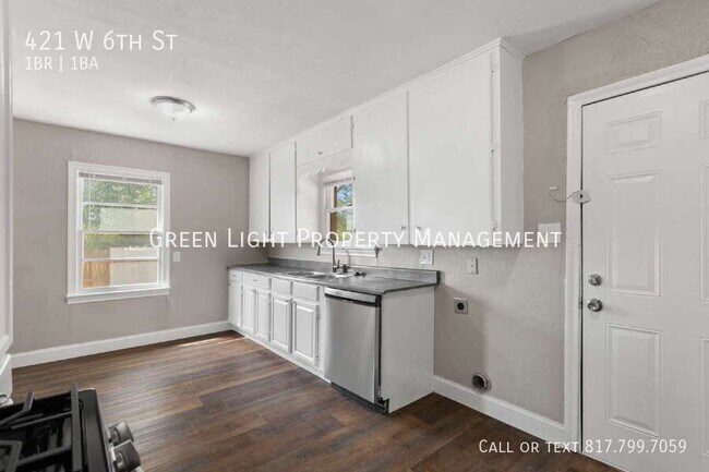 Building Photo - 421 W 6th St