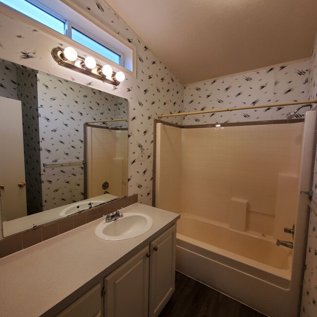 Building Photo - Pet Friendly 4 bedroom 2 bath home w/ 2 car garage