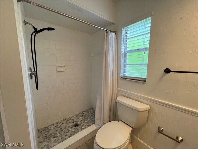 Building Photo - 858 Rose Way