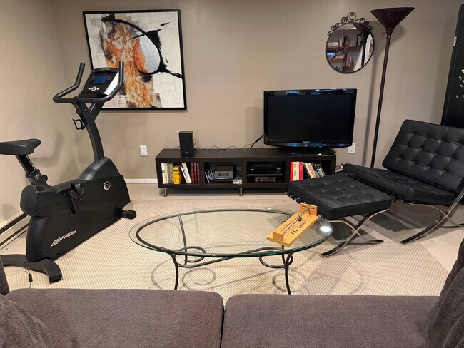 Building Photo - 13 Sycamore Dr