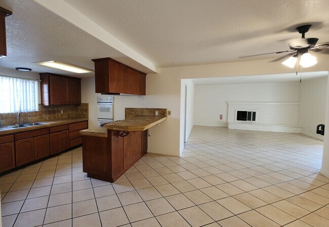 Building Photo - Your Perfect Ventura Retreat 4 bedroom 2 f...