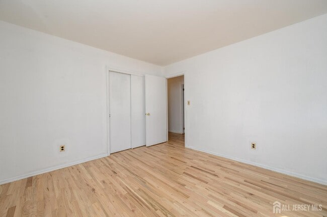 Building Photo - 3996 Park Ave