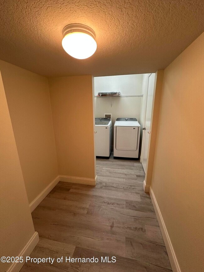 Building Photo - 14227 Wake Robin Dr