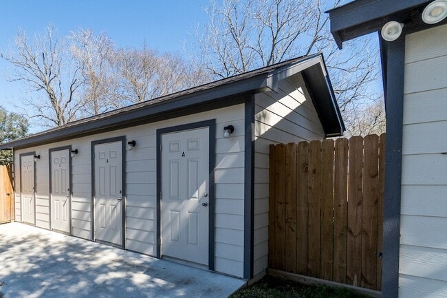 Building Photo - 207 N Poplar St