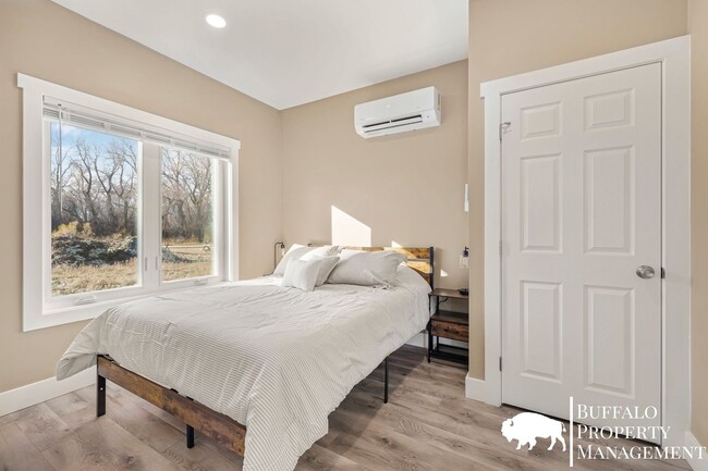 Building Photo - Brand new fully furnished home available f...