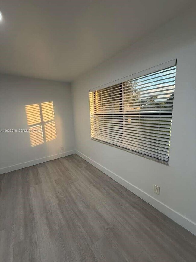 Building Photo - 10020 Winding Lake Rd