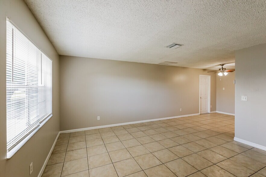 Building Photo - 613 SE Starfish Ave