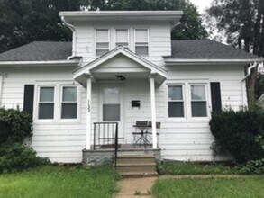 Building Photo - AVAILABLE NOW!