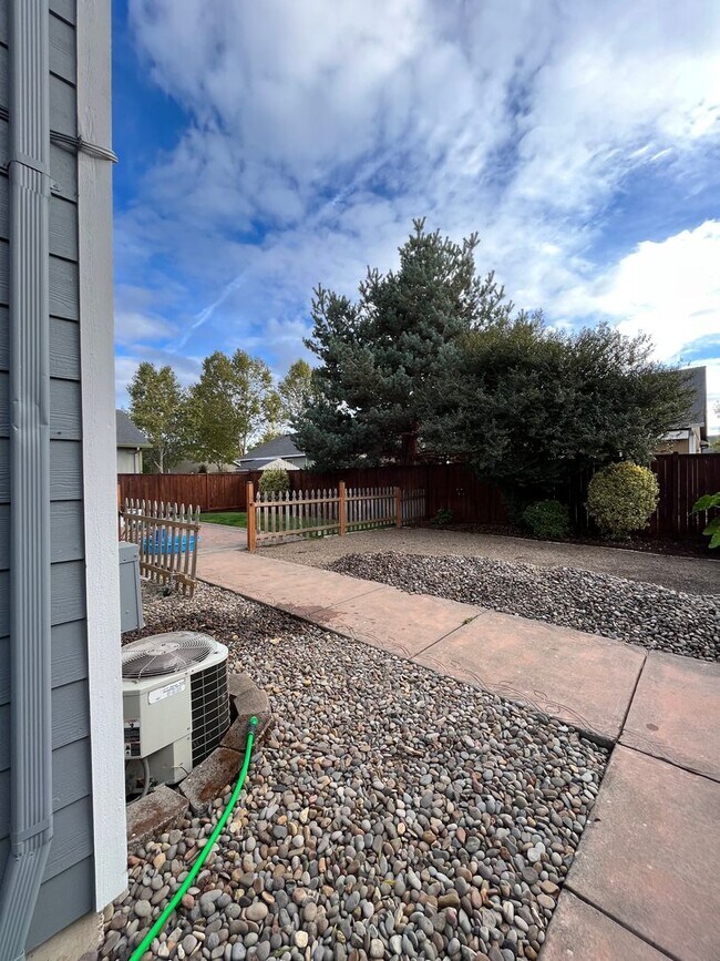 Building Photo - 3-Bedroom 3-Bathroom house across from Candlelight Park